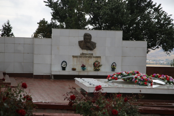 Мемориальный комплекс «Ата-Бейит», могила Ч.Т.Айтматова. Фото: Шамиль Валеев